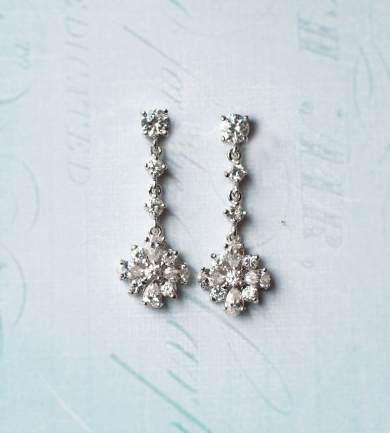 Flower style drop earrings | vintage bridal earrings | https://emmalinebride.com/bride/vintage-inspired-bridal-earrings