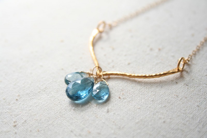 blue gemstone necklace | via 10 NEW Something Blue Ideas | https://emmalinebride.com/bride/new-something-blue/