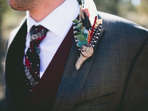 feather boutonniere for bohemian wedding | via What Kind of Boutonniere to Pick (and Why) https://emmalinebride.com/groom/what-kind-of-boutonniere/