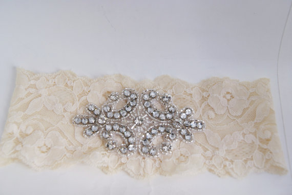 bridal lace garter via Where to Measure for a Garter from EmmalineBride.com