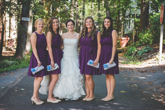 bride and bridesmaids with clutches