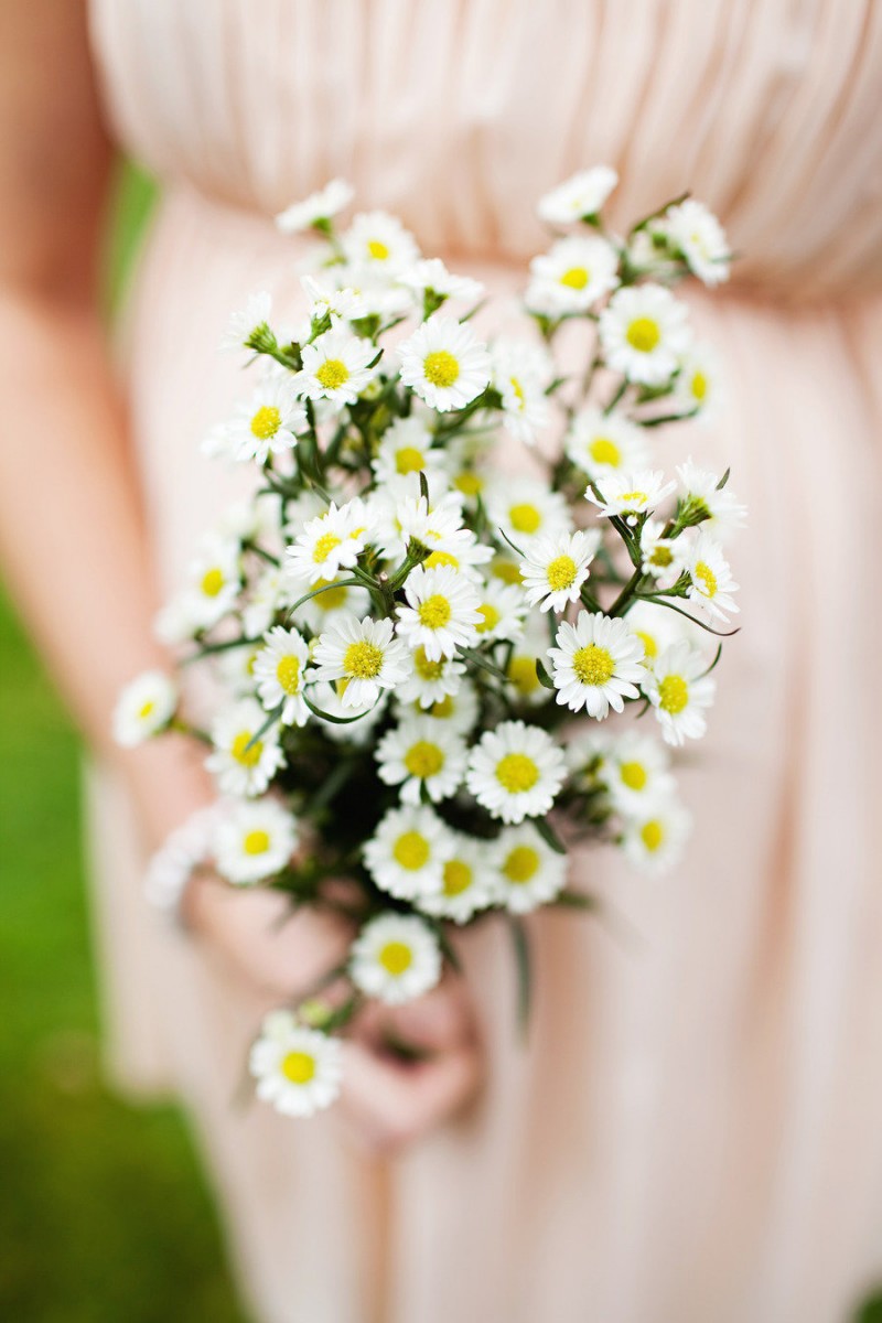 bridesmaid holding daisy bouquet | daisy ideas theme weddings