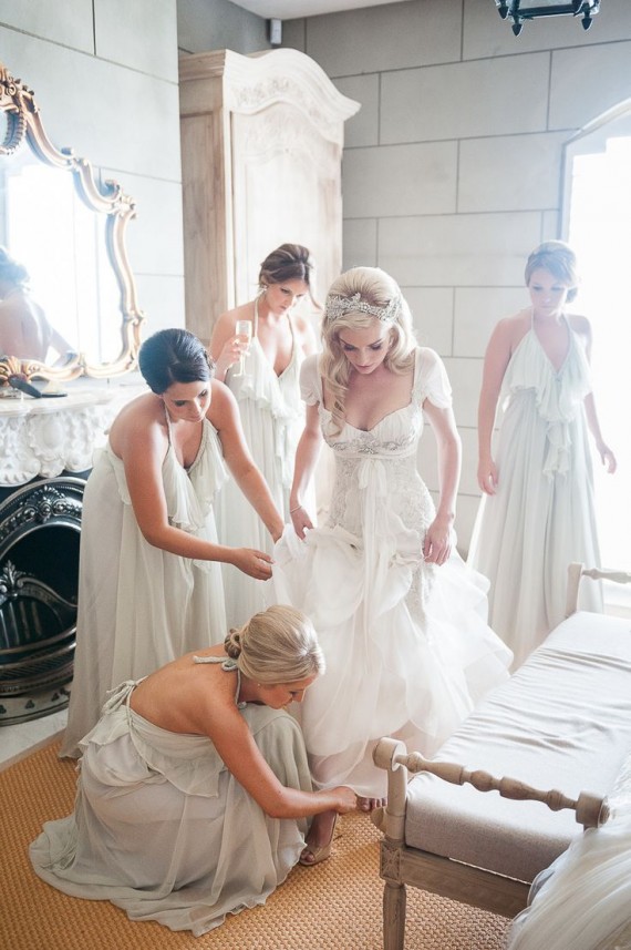 bridesmaids helping bride get ready | photo: milk photography | via 7 Helpful Tips to Be on Time for Your Wedding