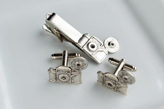 camera cufflinks and tie bar set | Custom Cufflinks Groomsmen Gifts | via EmmalineBride.com