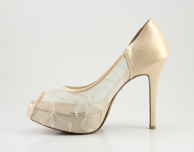 champagne lace pumps | via 31 Best Handmade Wedding Shoes https://emmalinebride.com/bride/handmade-wedding-shoes/
