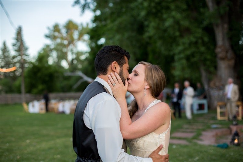 Colorado Farm Wedding | Photographer: Searching for the Light Photography | via https://emmalinebride.com/real-weddings/colorado-chic-farm-wedding-christy-eric/