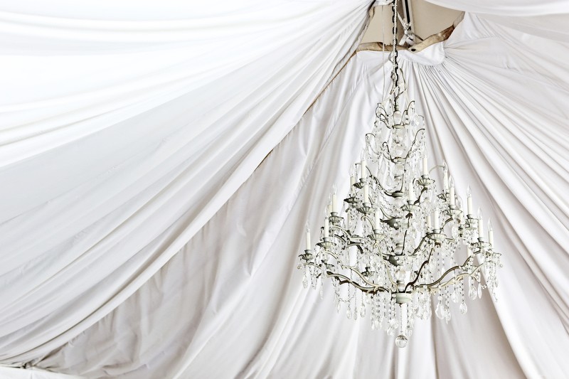 Chandelier in the ceremony / reception tent | Photographer: Melissa Prosser Photography | via https://emmalinebride.com/real-weddings/colleen-ryans-lovely-savannah-wedding-at-the-mansion-on-forsyth-park