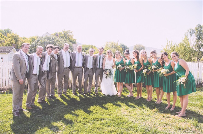 The entire wedding party | Photo: Searching for the Light Photography LLC | via https://emmalinebride.com/real-weddings/colorado-chic-wedding-kendall-brian/
