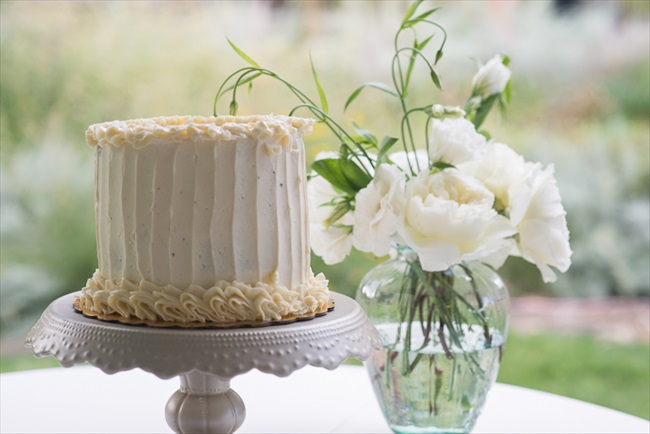 Simple one-tier buttercream wedding cake -- just perfect! | Photo: Searching for the Light Photography LLC | via https://emmalinebride.com/real-weddings/colorado-chic-wedding-kendall-brian/