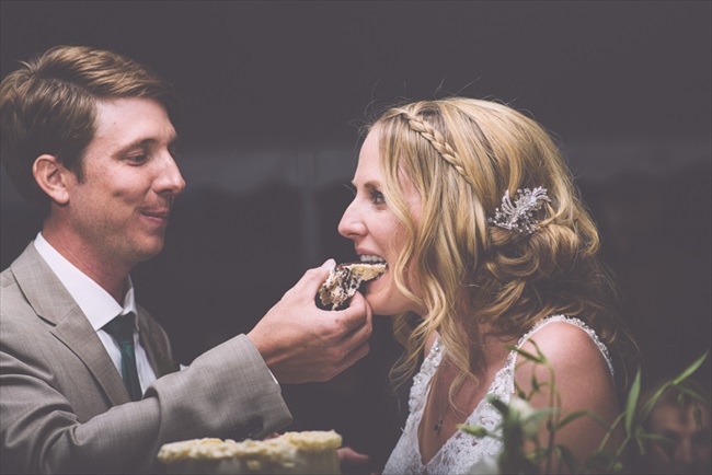 Bride and groom eating cake | Photo: Searching for the Light Photography LLC | via https://emmalinebride.com/real-weddings/colorado-chic-wedding-kendall-brian/