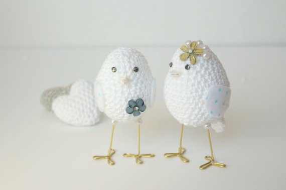 bird cake toppers | via http://emmalinebride.com/cake/bird-cake-toppers-crochet/