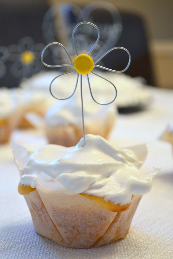 cute wire daisy cupcake toppers | daisy ideas theme weddings