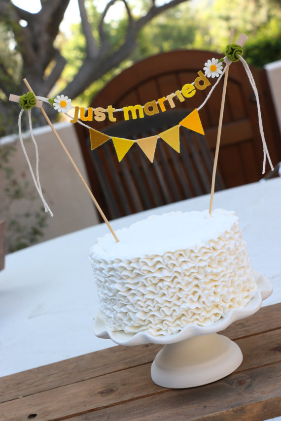 daisy cake topper garland by pipsqueak and bean | daisy ideas theme weddings