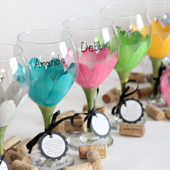 daisy wine glasses via 8 Creative Wedding Drink Glasses
