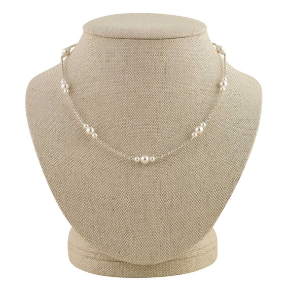delicate pearl necklace | pearl necklaces brides https://emmalinebride.com/bride/pearl-necklaces-brides/