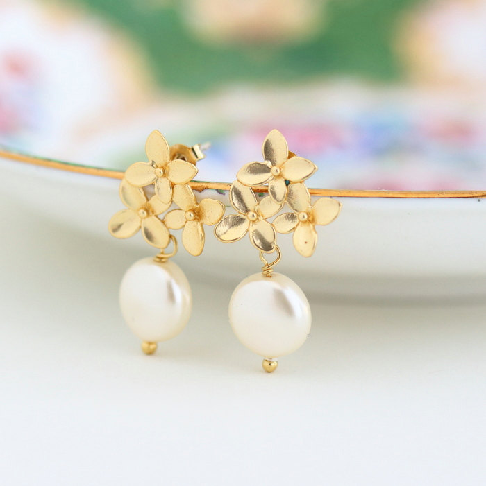 disc pearl earrings | by jacaranda designs | https://emmalinebride.com/bride/pearl-earrings-bride/ | pearl earrings bride