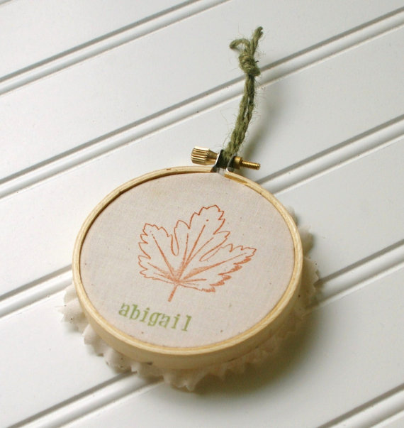 embroidery hoop place card favors