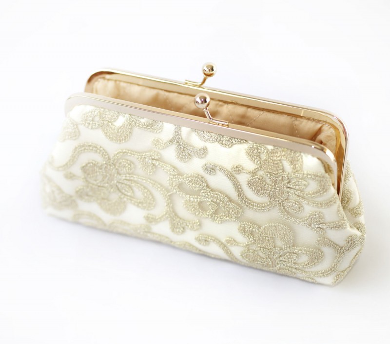 floral lace wedding clutch purse | https://emmalinebride.com/vintage/floral-lace-wedding/