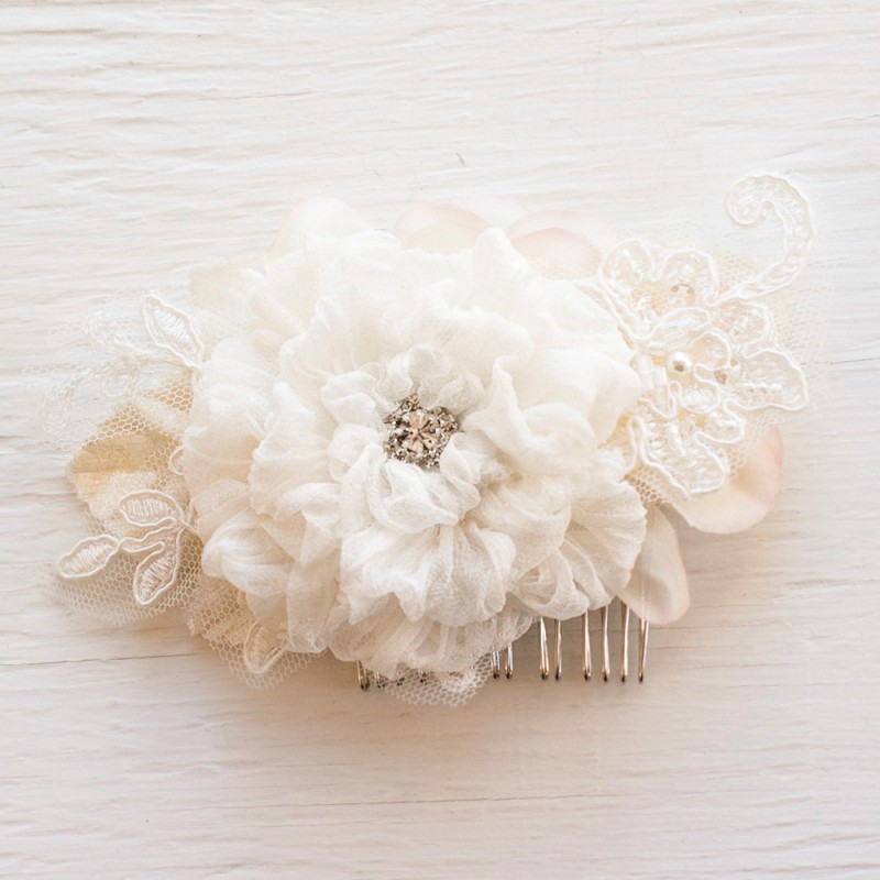 floral lace hair comb | https://emmalinebride.com/vintage/floral-lace-wedding/