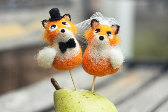 fox cake toppers by woolentenderness | Fox Ideas Weddings via https://emmalinebride.com/rustic/fox-ideas-weddings/