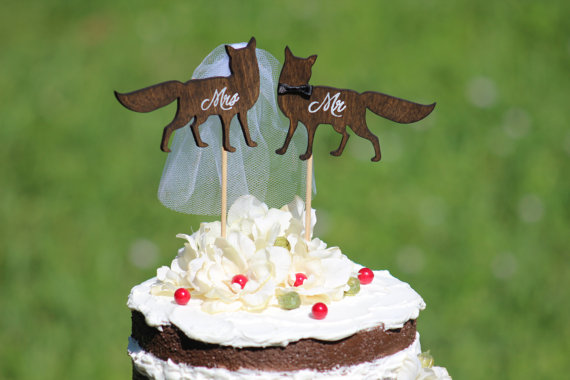 fox wedding cake topper by weddingpros | Fox Ideas Weddings via https://emmalinebride.com/rustic/fox-ideas-weddings/