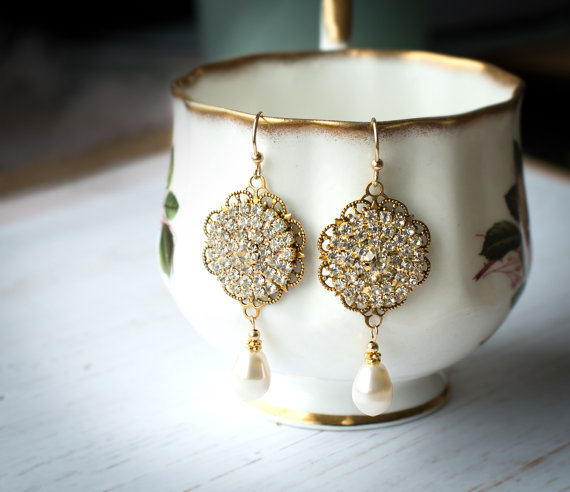 gold filigree style earrings | vintage bridal earrings | https://emmalinebride.com/bride/vintage-inspired-bridal-earrings