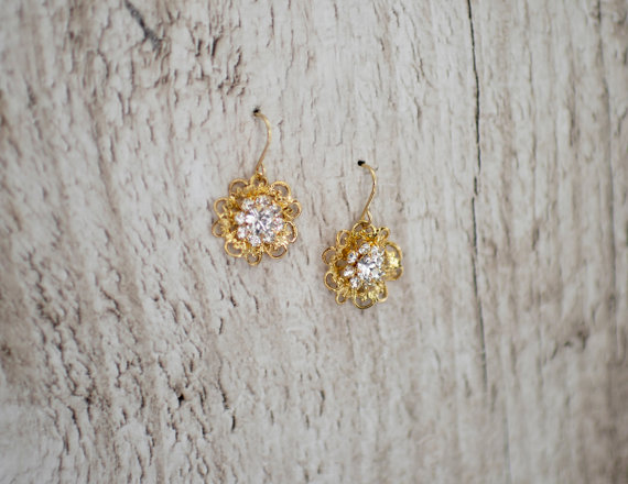 Gold flower wedding earrings | vintage bridal earrings: button style | https://emmalinebride.com/bride/vintage-inspired-bridal-earrings