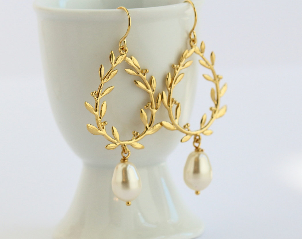 gold laurel wreath earrings | by jacaranda designs | https://emmalinebride.com/bride/pearl-earrings-bride/ | pearl earrings bride