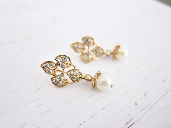 gold vine chandelier earrings | vintage bridal earrings | https://emmalinebride.com/bride/vintage-inspired-bridal-earrings