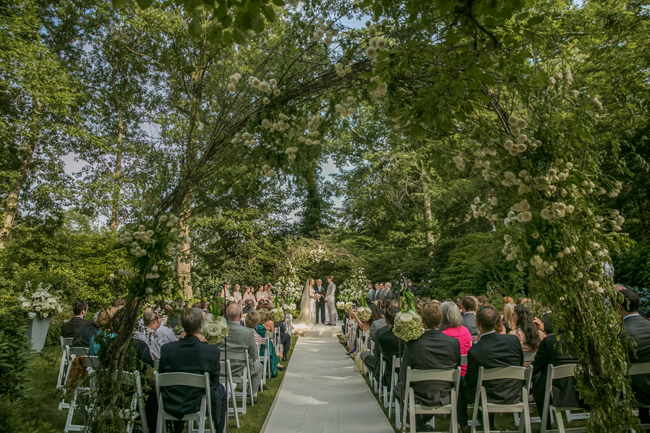 bride and groom getting married at Connecticut waterfront wedding - photo: Melani Lust Photography | via https://emmalinebride.com