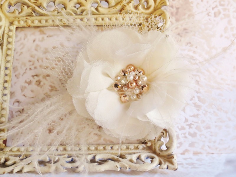 hair flower with rose gold pearls | via https://emmalinebride.com/bride/what-to-wear-instead-of-veil/ - What to Wear Instead of Veil