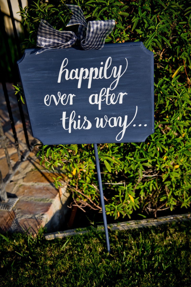 happily ever after this way sign - photo: true photography weddings | via https://emmalinebride.com/decor/navy-and-white-wedding-ideas/ | from 21 Navy and White Wedding Ideas