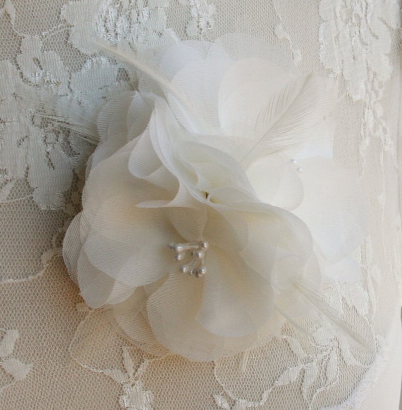 ivory chiffon hair flower | via https://emmalinebride.com/bride/what-to-wear-instead-of-veil/ - What to Wear Instead of Veil