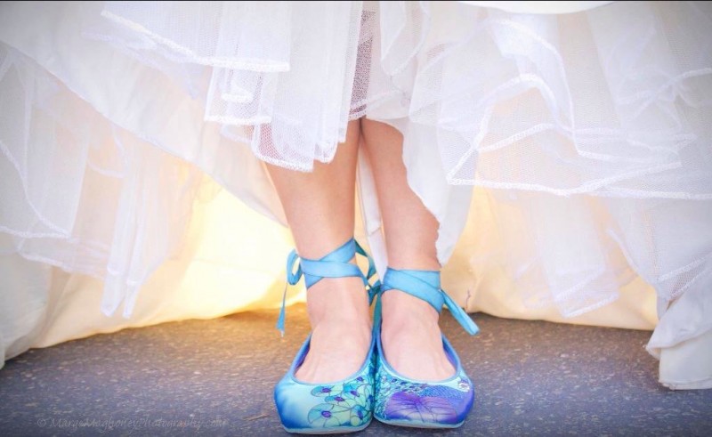 lace up painted shoes | via 31 Best Handmade Wedding Shoes https://emmalinebride.com/bride/handmade-wedding-shoes/
