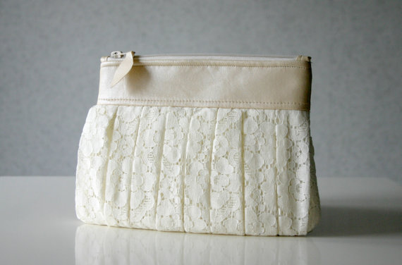 Lace Wedding Ideas - lace clutch purse (by Hello Violeta)