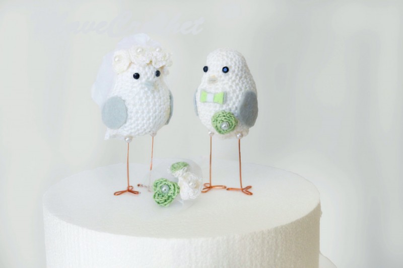 love birds cake toppers made of crochet | via https://emmalinebride.com/cake/bird-cake-toppers-crochet/