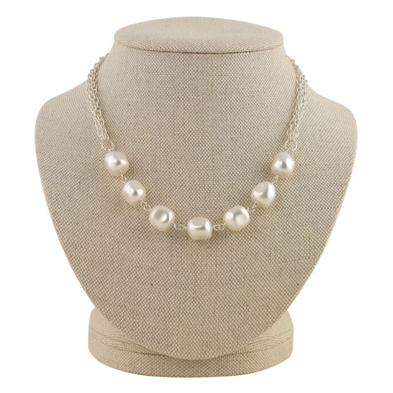 chunky pearl necklace | pearl necklaces brides https://emmalinebride.com/bride/pearl-necklaces-brides/