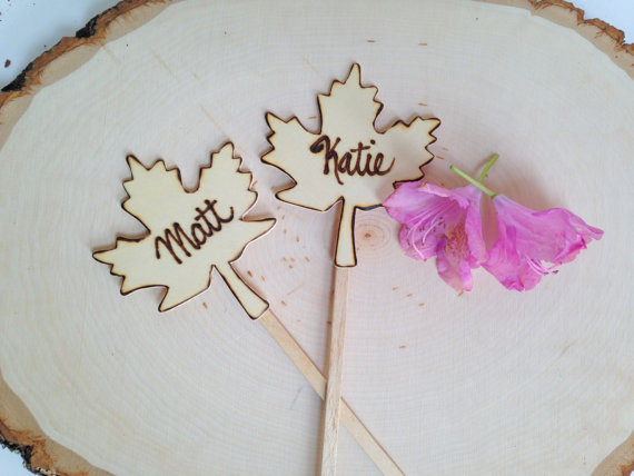 maple leaf cake topper set | by Petite25 | via https://emmalinebride.com/fall/leaf-cake-topper-fall-weddings/
