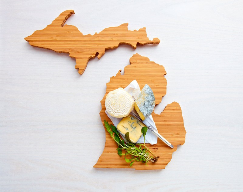 michigan cutting board via 25 State Ideas That Will Make Your Big Day More Awesome