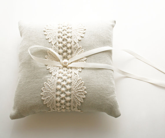 9 Things to Know about the Ring Pillow (via EmmalineBride.com) - natural pillow by Laura Stark