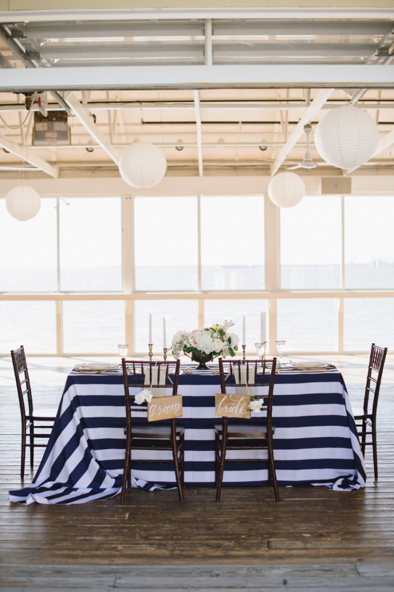 navy blue and white sweetheart table, photo: natalie franke | via https://emmalinebride.com/decor/navy-and-white-wedding-ideas/ | from 21 Navy and White Wedding Ideas