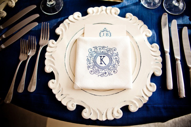 navy blue and white table setting idea - photo: true photography weddings | via https://emmalinebride.com/decor/navy-and-white-wedding-ideas/ | from 21 Navy and White Wedding Ideas