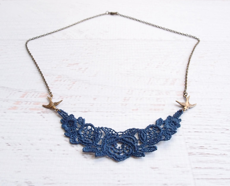 navy blue lace necklace | via https://emmalinebride.com/decor/navy-and-white-wedding-ideas/ | from 21 Navy and White Wedding Ideas