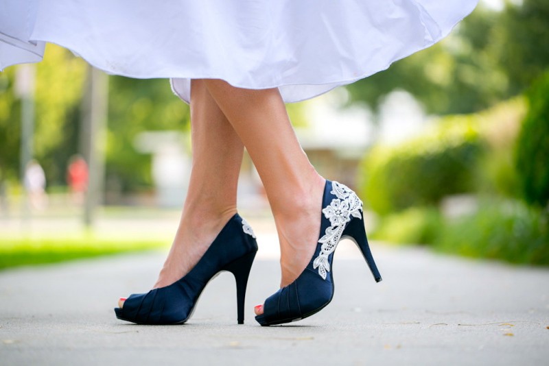 navy lace wedding heels | via https://emmalinebride.com/decor/navy-and-white-wedding-ideas/ | from 21 Navy and White Wedding Ideas