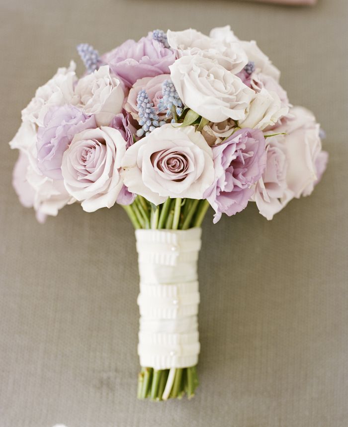 pale pink and lavender rose bouquet - photo: A Bryan Photography | rose bouquets weddings via https://emmalinebride.com/bouquets/rose-bouquets-weddings/