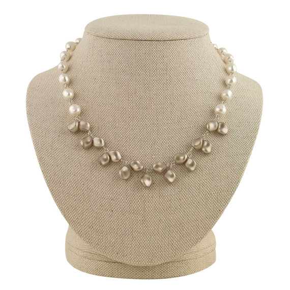 pearl necklace leah | pearl necklaces brides https://emmalinebride.com/bride/pearl-necklaces-brides/