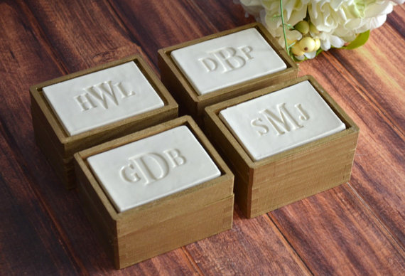 personalized jewelry box | bridesmaid gift ideas https://emmalinebride.com/gifts/bridesmaid-gift-ideas/