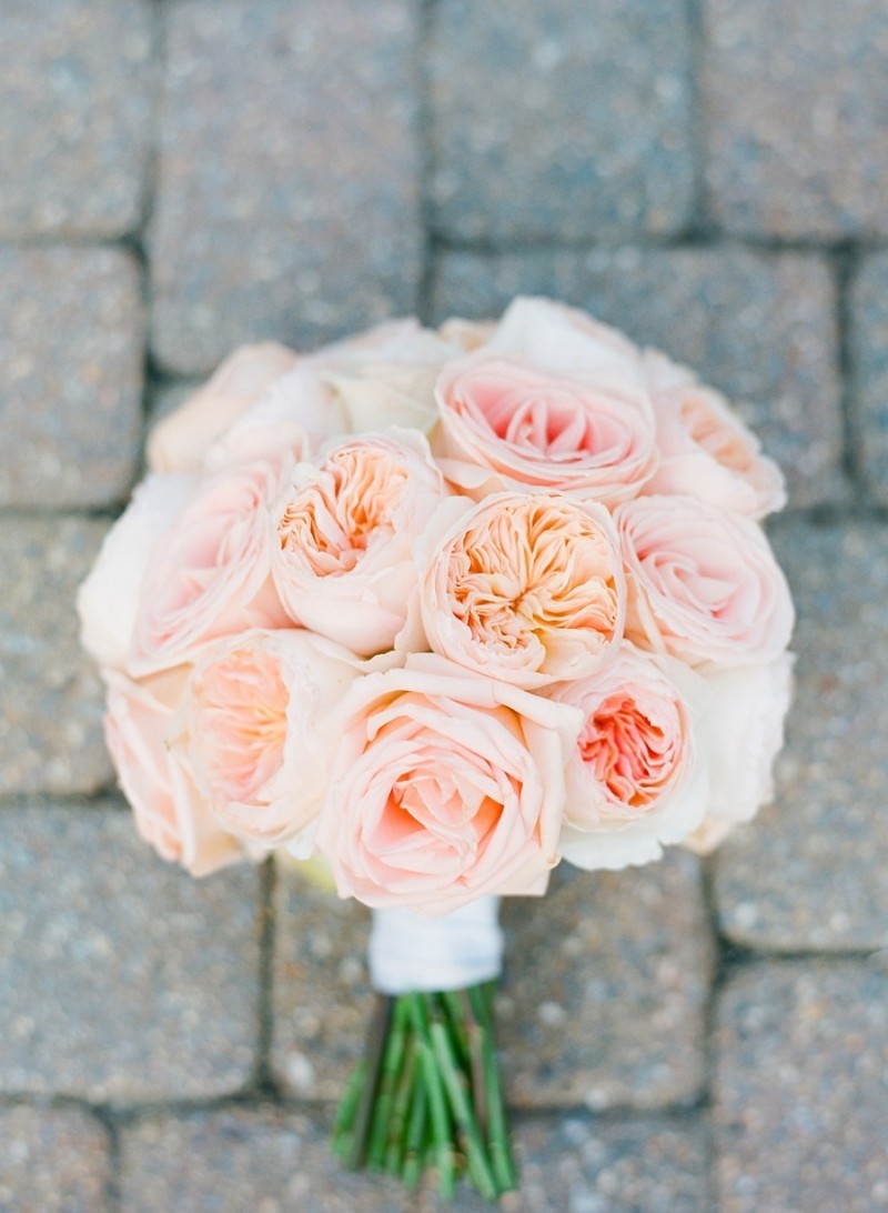 pink rose bouquet with peonies - photo: jodi miller, floral design: julie's floral design | rose bouquets weddings via https://emmalinebride.com/bouquets/rose-bouquets-weddings/