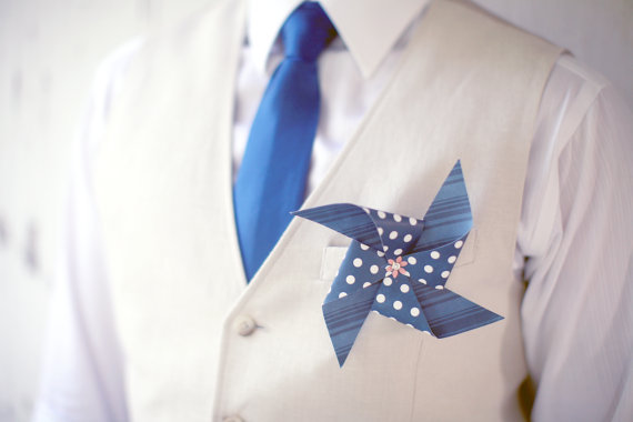 pinwheel boutonniere | via What Kind of Boutonniere to Pick (and Why) https://emmalinebride.com/groom/what-kind-of-boutonniere/