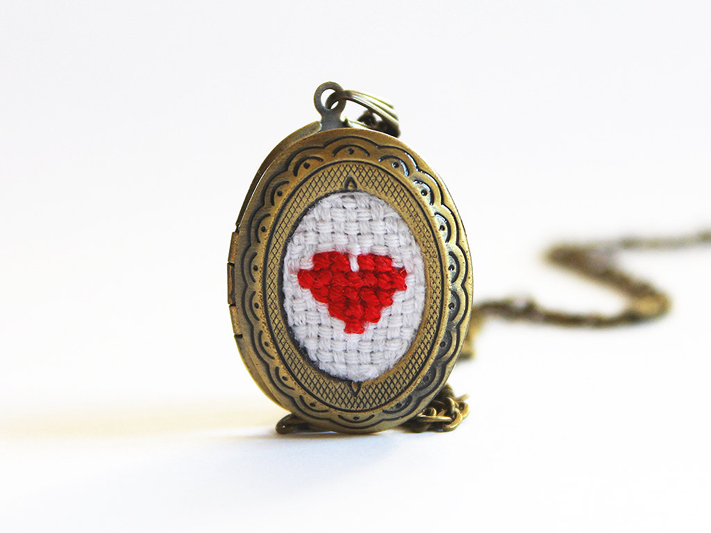 crocheted red heart locket by aristocrafts | via emmalinebride.com